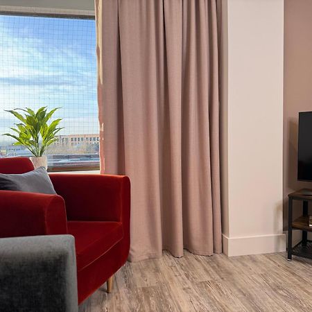 Elegant One Bedroom Apartment Swindon Bagian luar foto