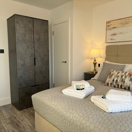 Elegant One Bedroom Apartment Swindon Bagian luar foto
