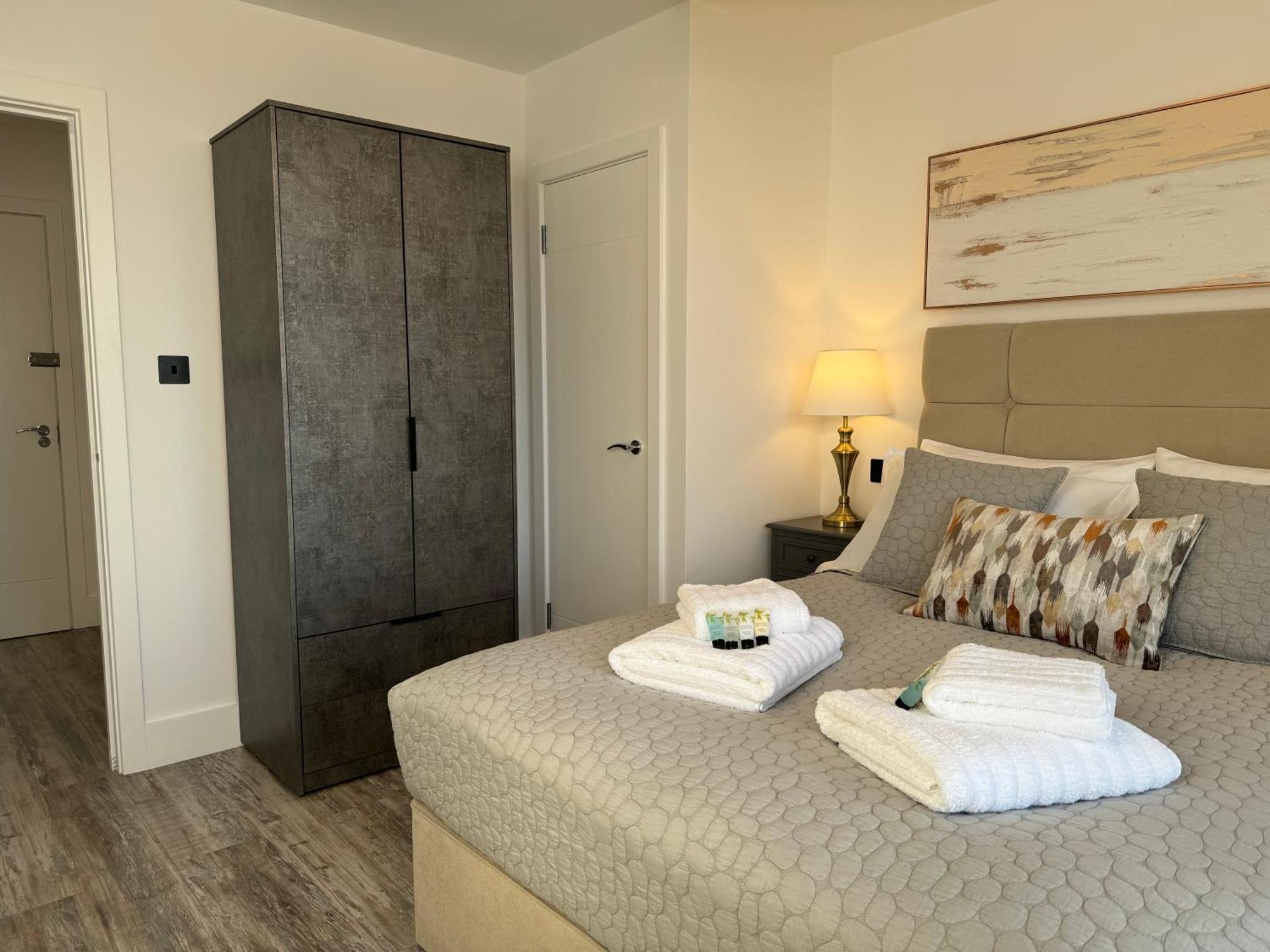 Elegant One Bedroom Apartment Swindon Bagian luar foto