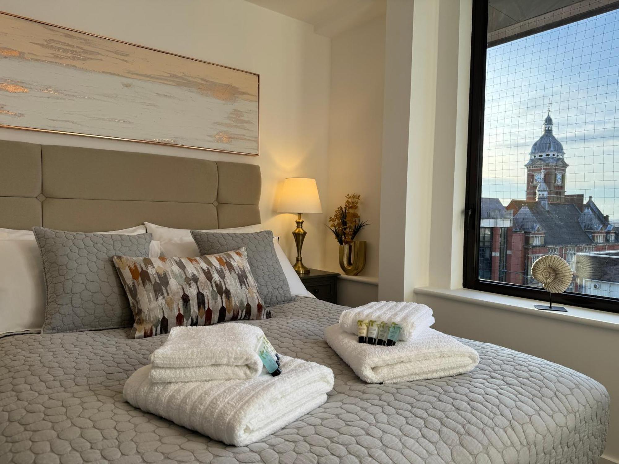 Elegant One Bedroom Apartment Swindon Bagian luar foto