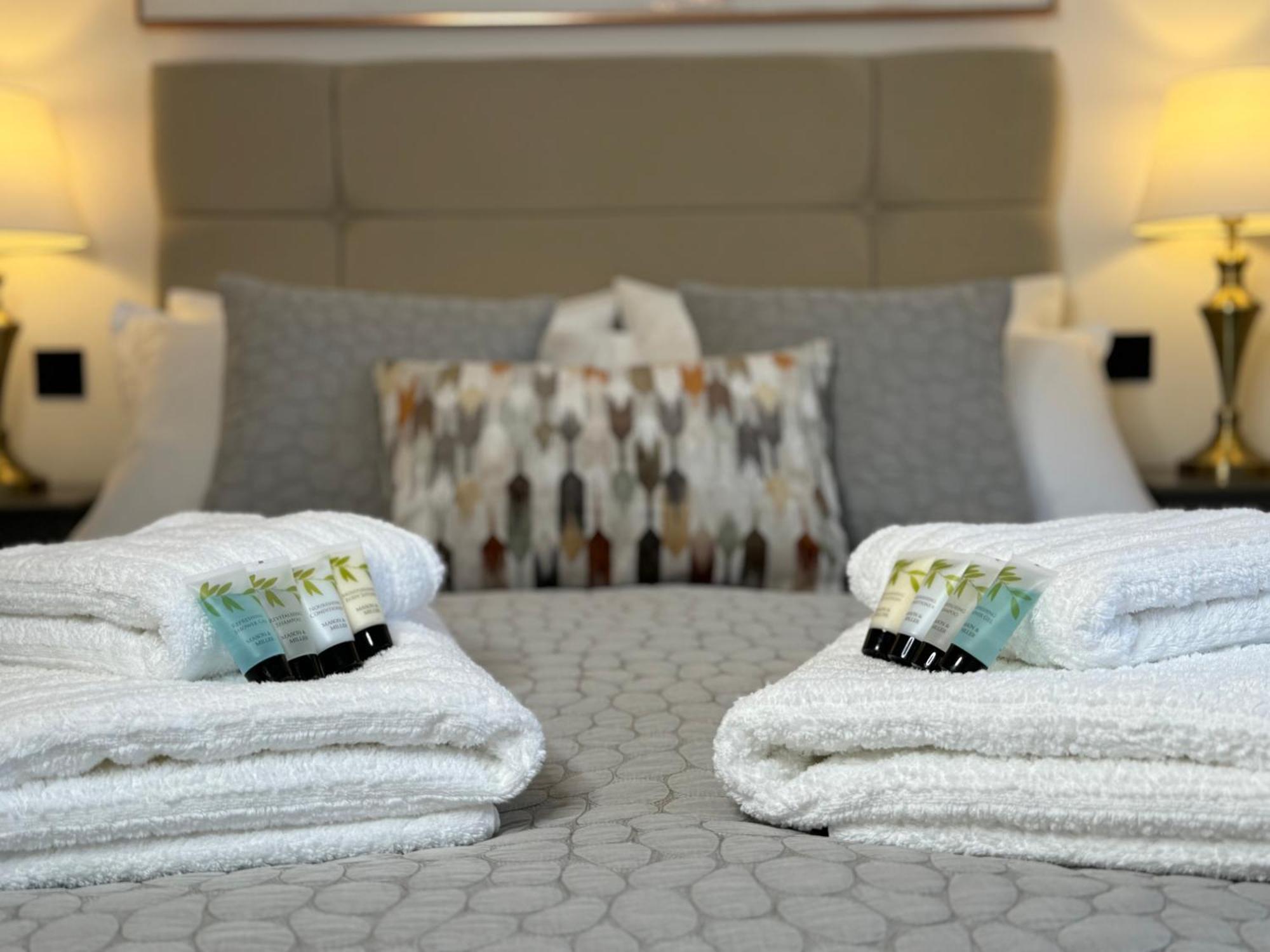 Elegant One Bedroom Apartment Swindon Bagian luar foto