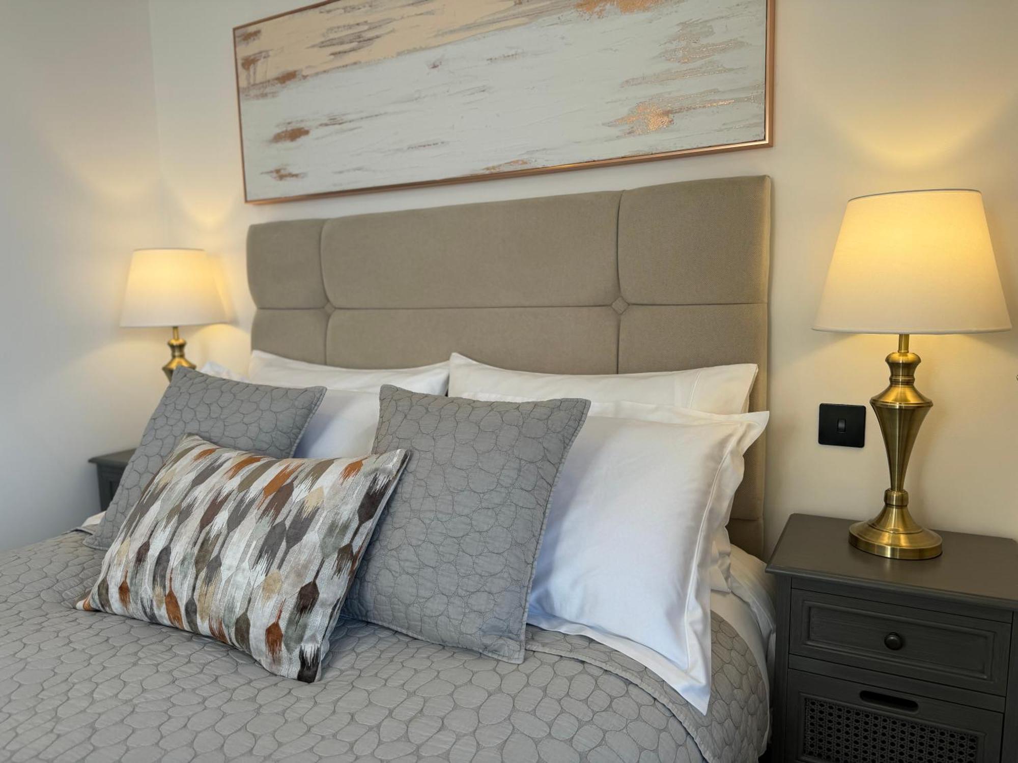 Elegant One Bedroom Apartment Swindon Bagian luar foto