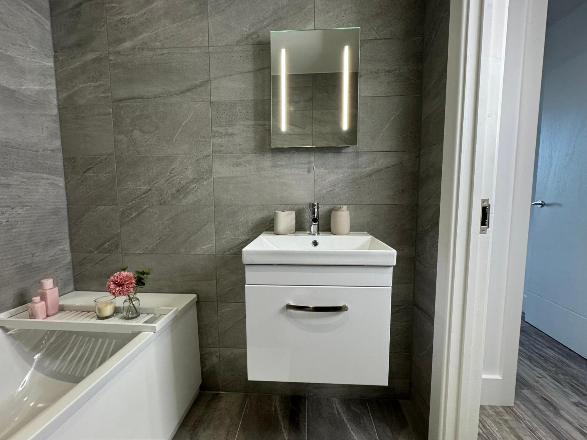Elegant One Bedroom Apartment Swindon Bagian luar foto