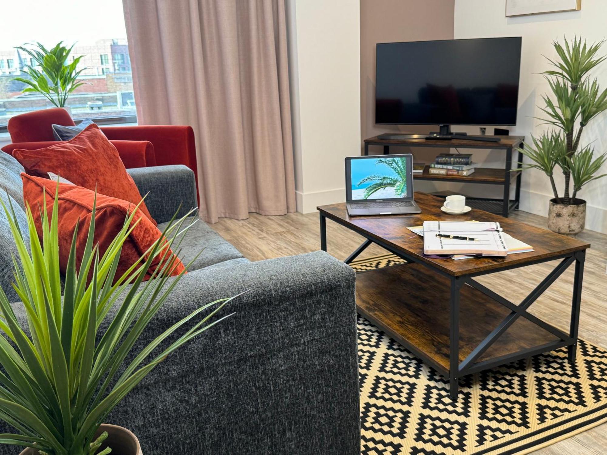 Elegant One Bedroom Apartment Swindon Bagian luar foto