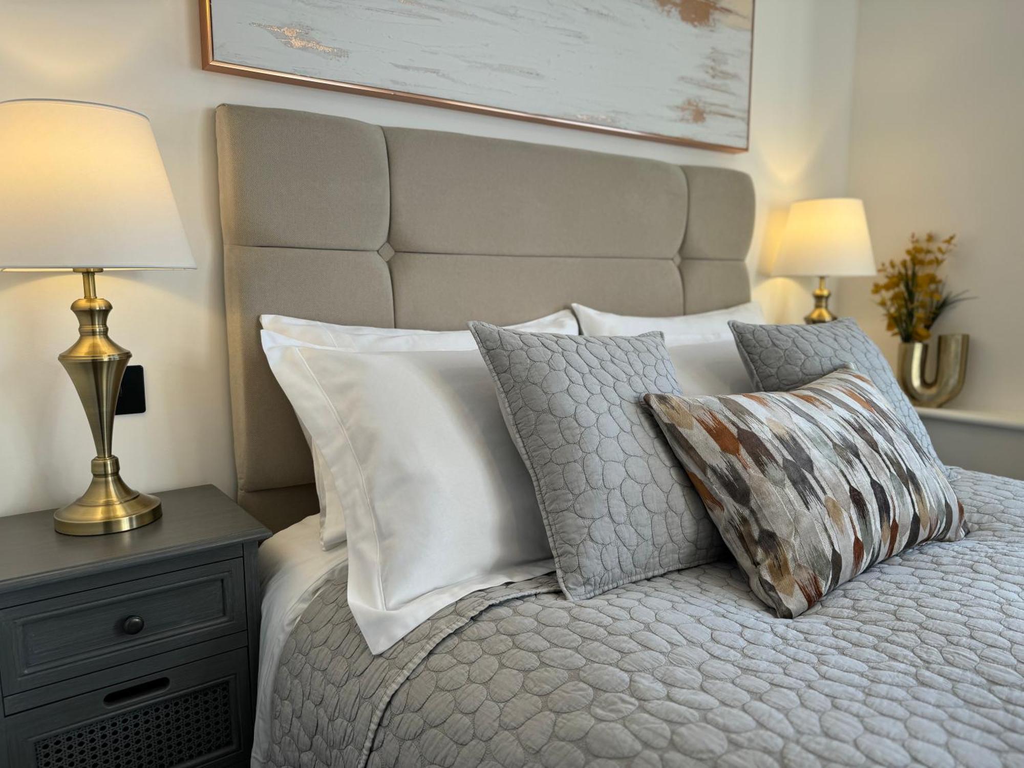 Elegant One Bedroom Apartment Swindon Bagian luar foto