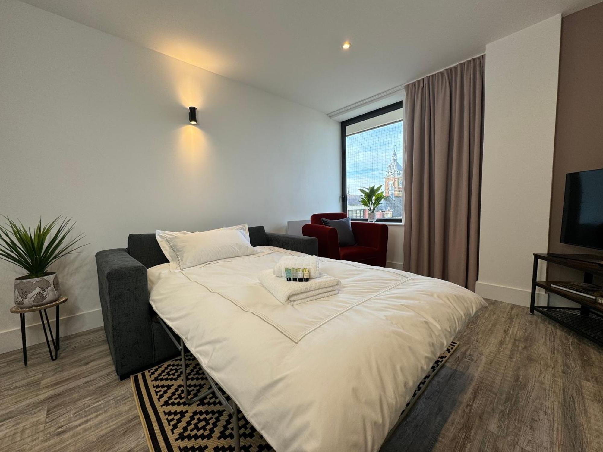 Elegant One Bedroom Apartment Swindon Bagian luar foto