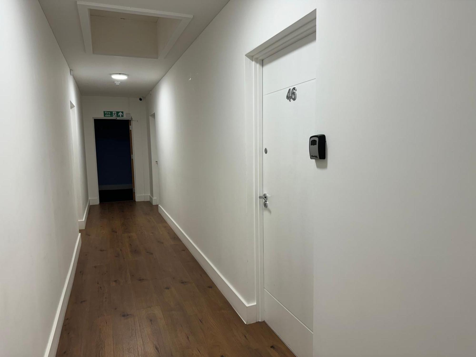 Elegant One Bedroom Apartment Swindon Bagian luar foto