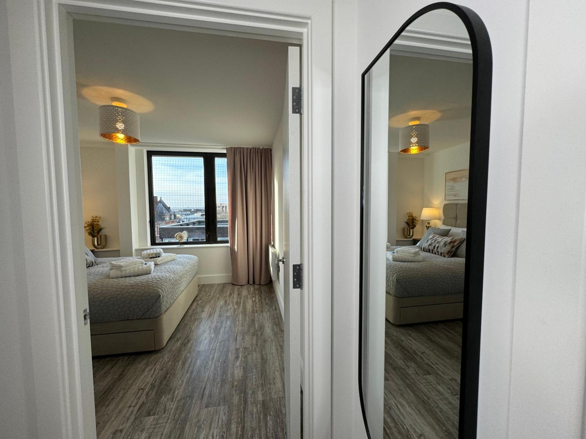 Elegant One Bedroom Apartment Swindon Bagian luar foto