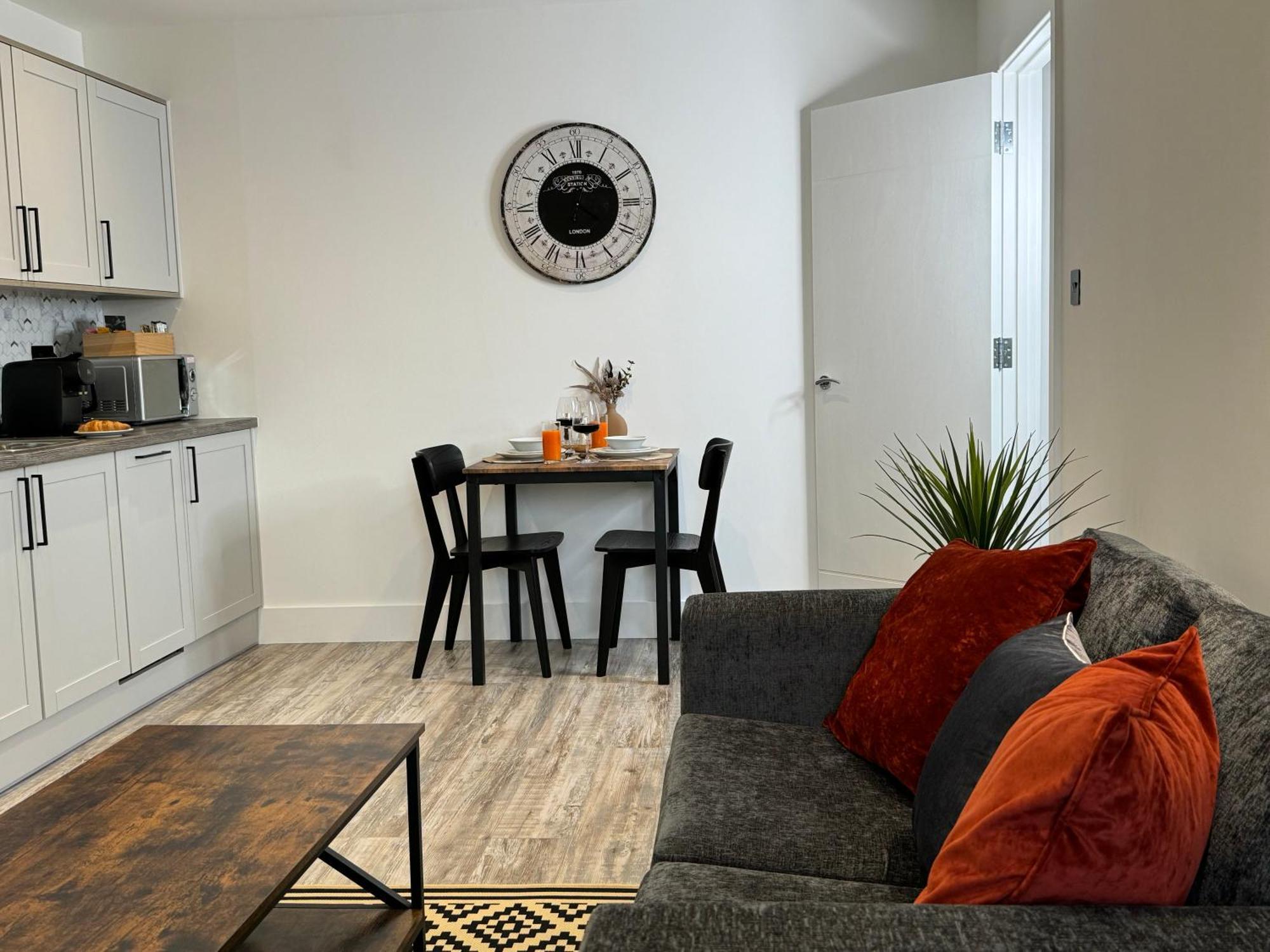 Elegant One Bedroom Apartment Swindon Bagian luar foto