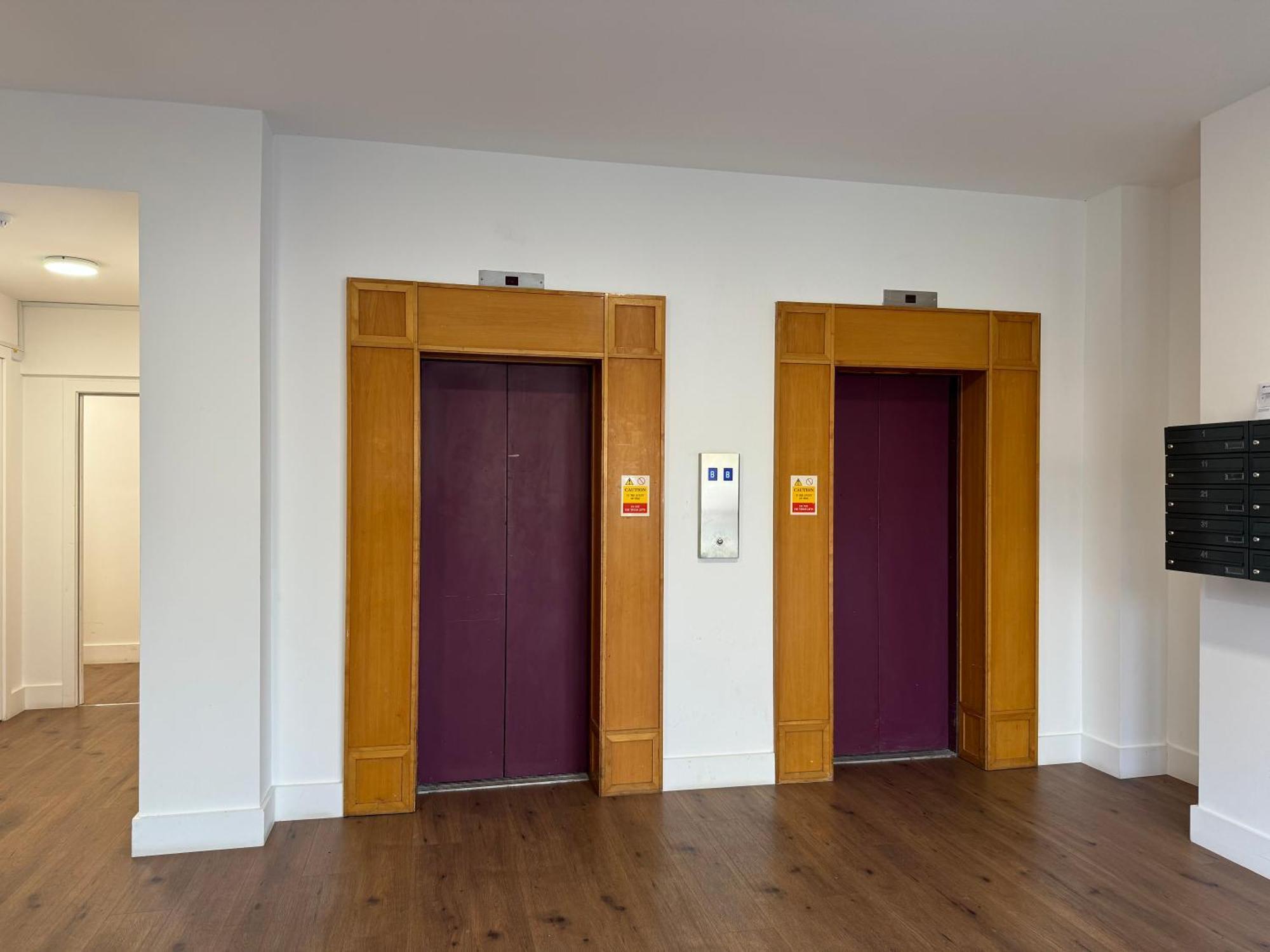 Elegant One Bedroom Apartment Swindon Bagian luar foto