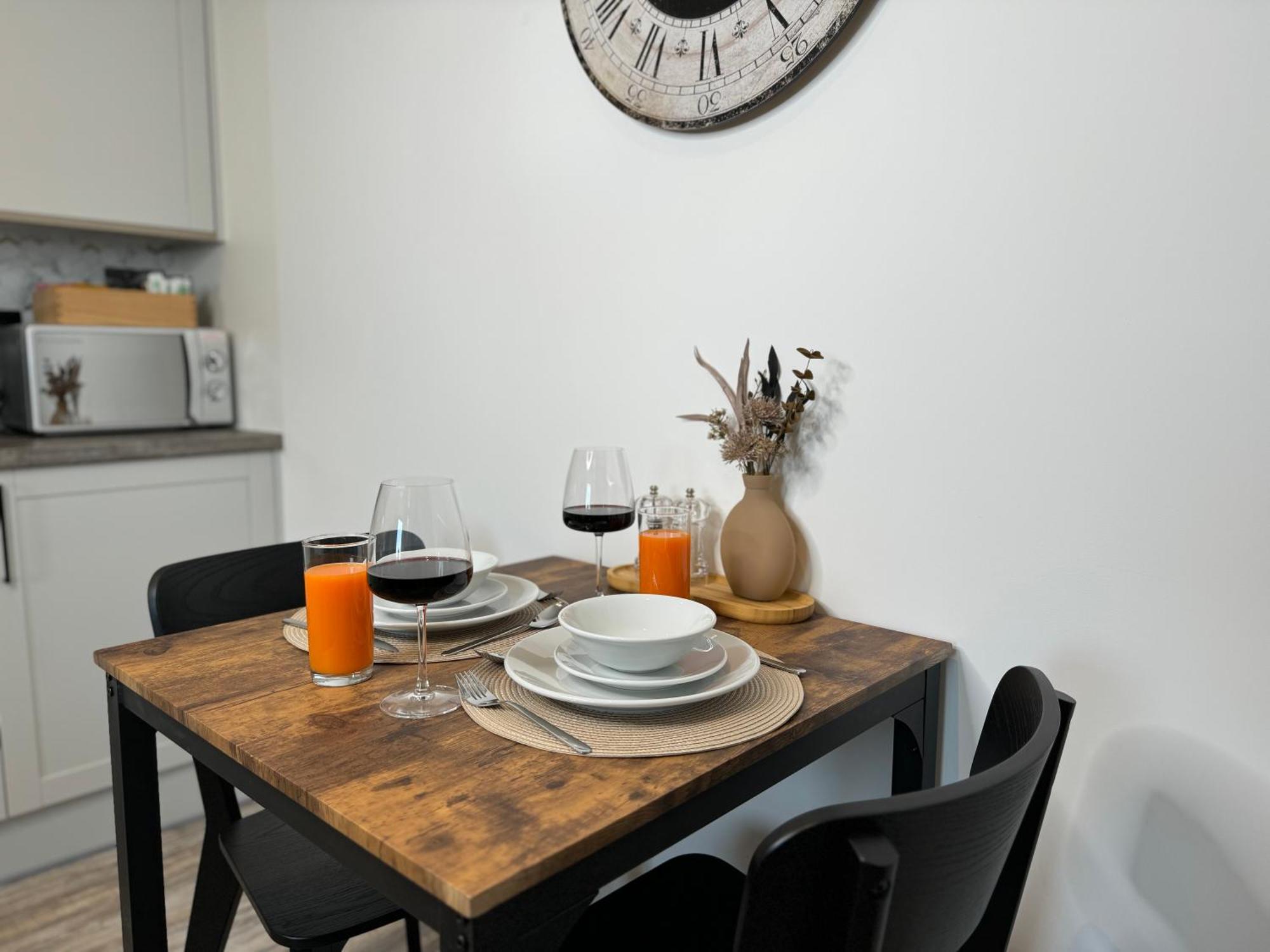 Elegant One Bedroom Apartment Swindon Bagian luar foto