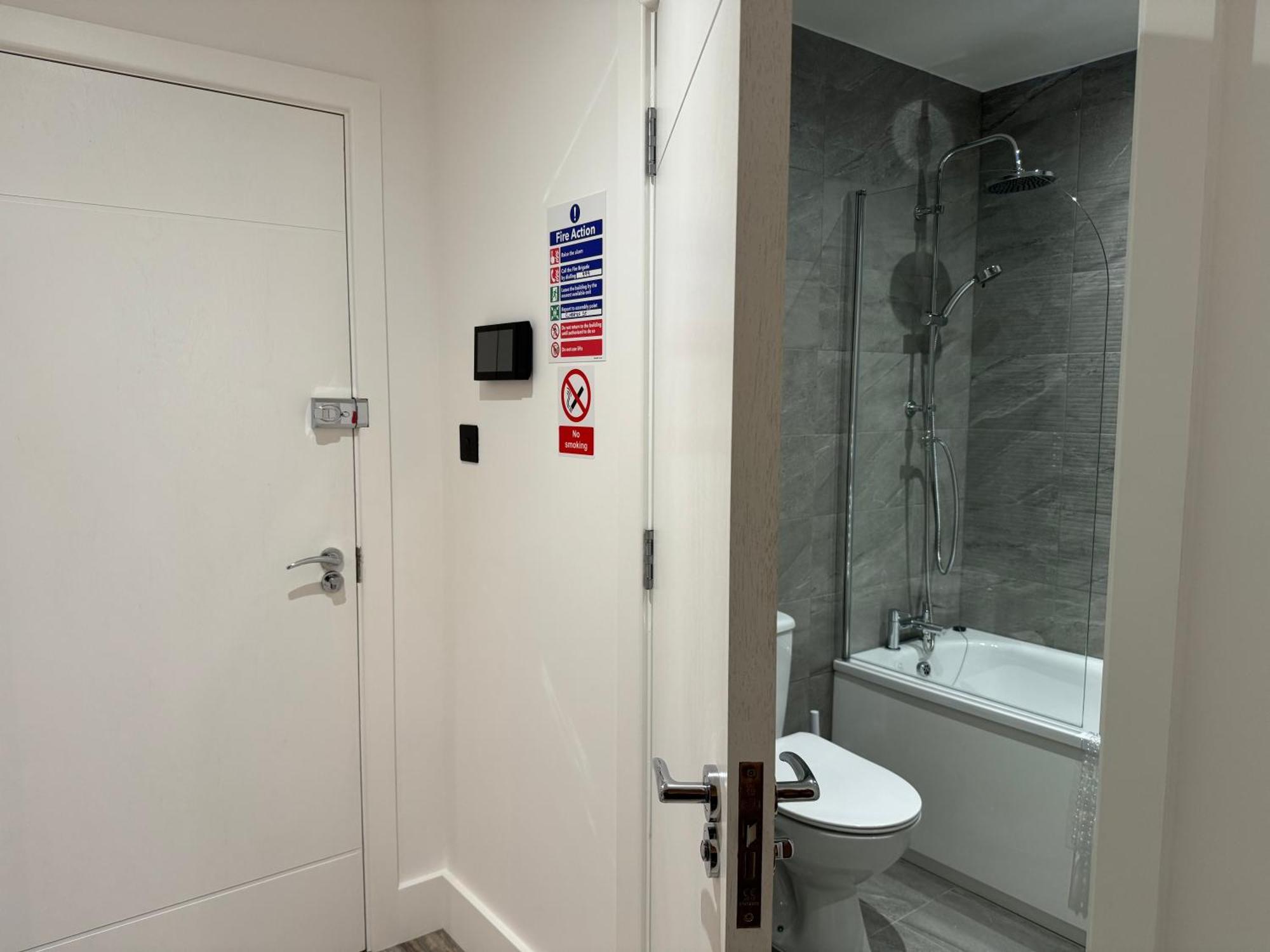 Elegant One Bedroom Apartment Swindon Bagian luar foto