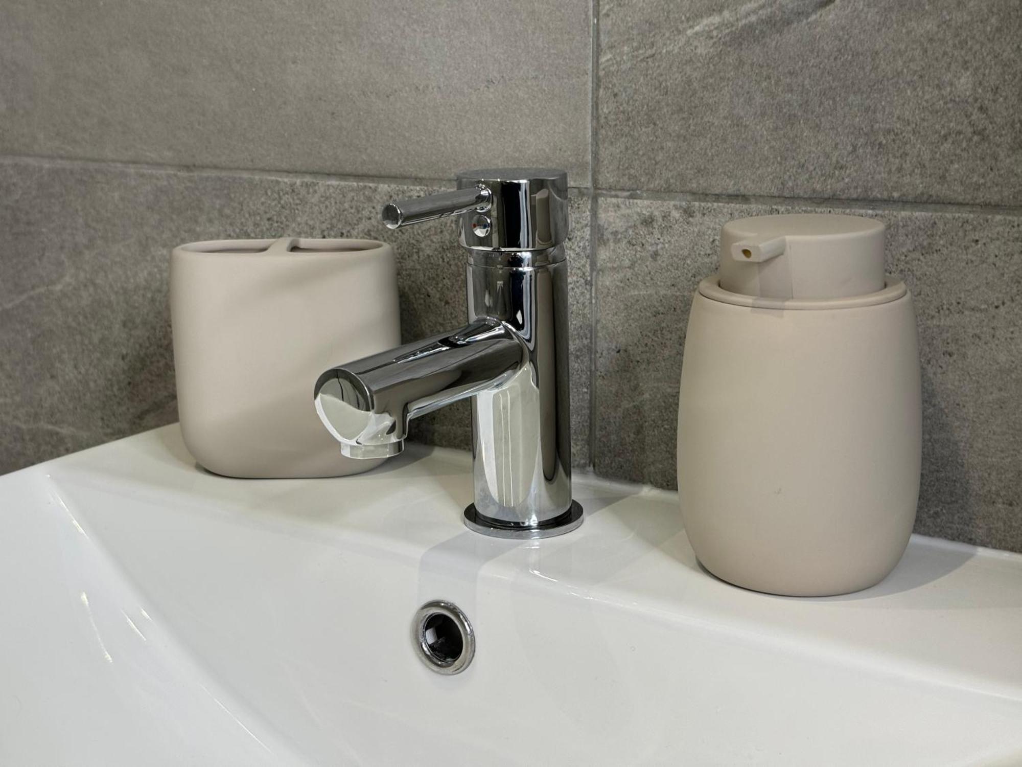 Elegant One Bedroom Apartment Swindon Bagian luar foto