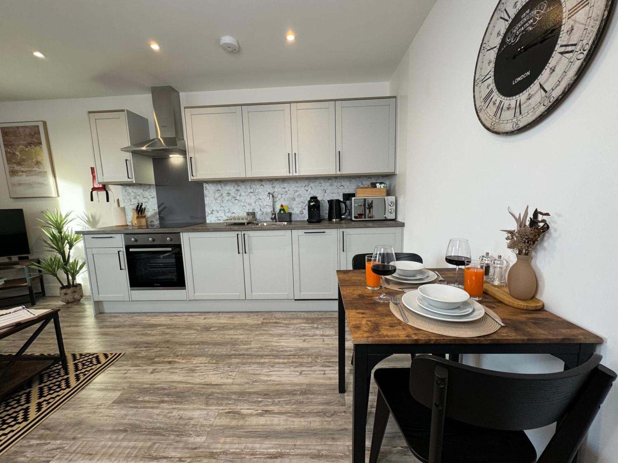 Elegant One Bedroom Apartment Swindon Bagian luar foto