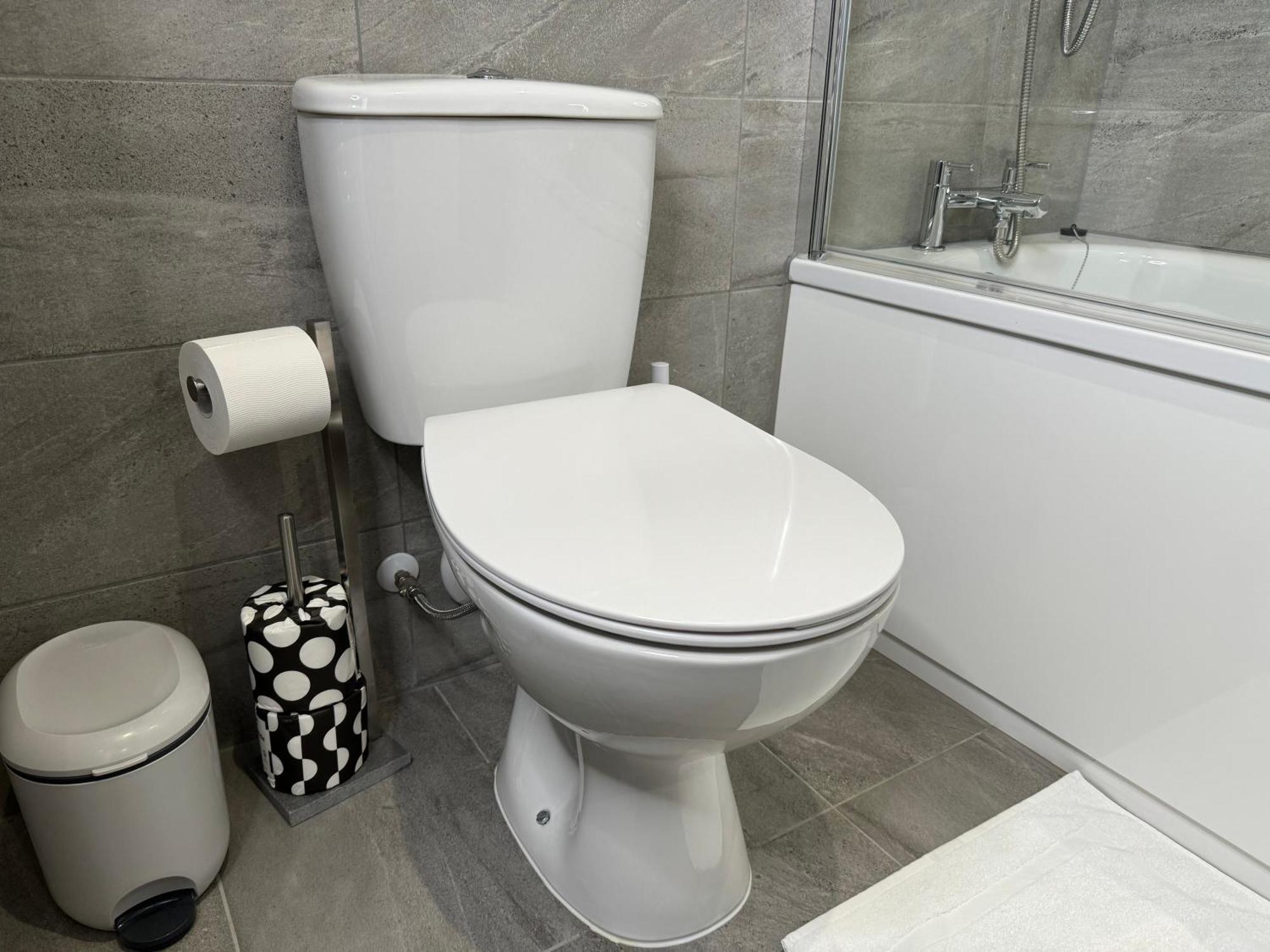 Elegant One Bedroom Apartment Swindon Bagian luar foto