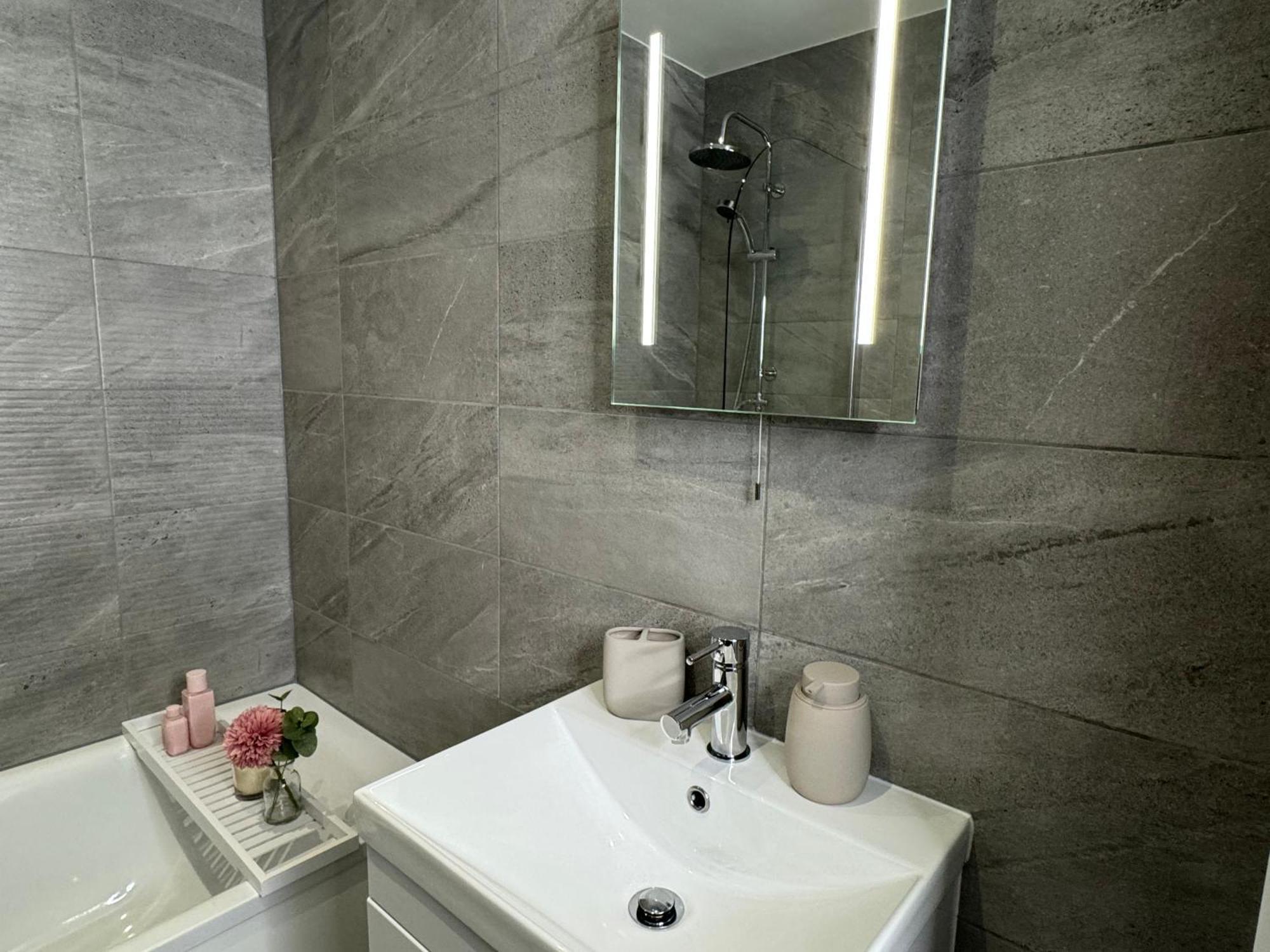 Elegant One Bedroom Apartment Swindon Bagian luar foto