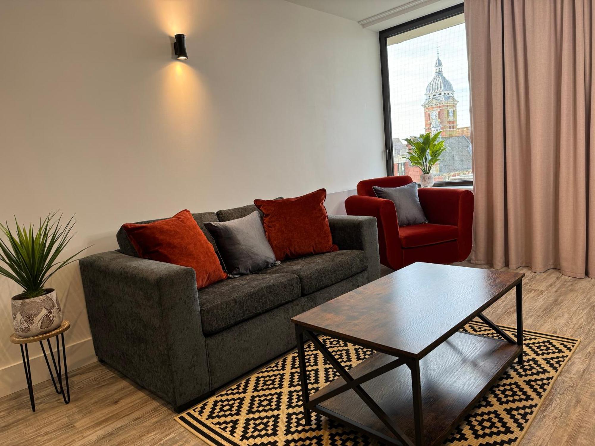 Elegant One Bedroom Apartment Swindon Bagian luar foto